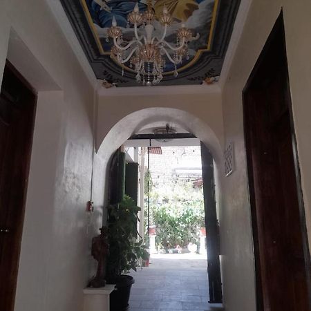 Hostal Atlantis Quito Esterno foto