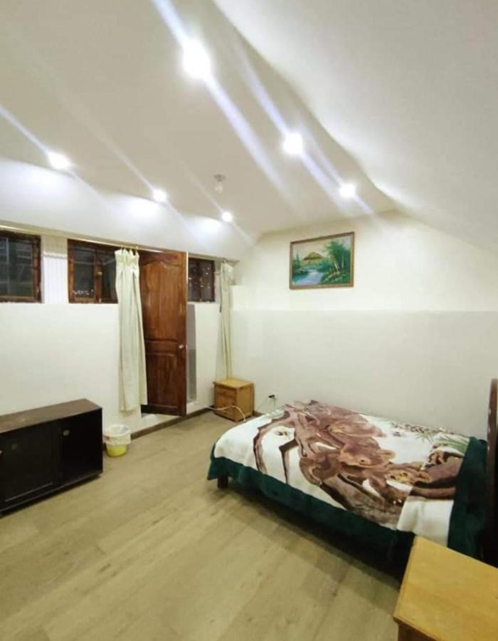 Hostal Atlantis Quito Esterno foto