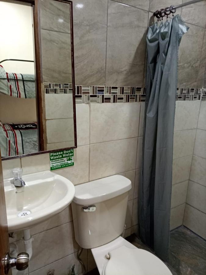 Hostal Atlantis Quito Esterno foto