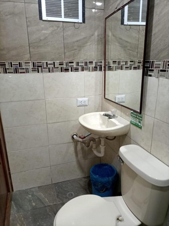 Hostal Atlantis Quito Esterno foto