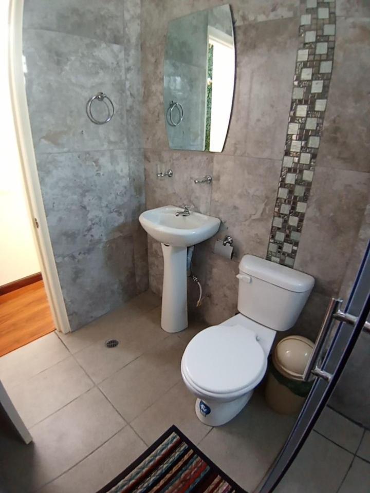 Hostal Atlantis Quito Esterno foto