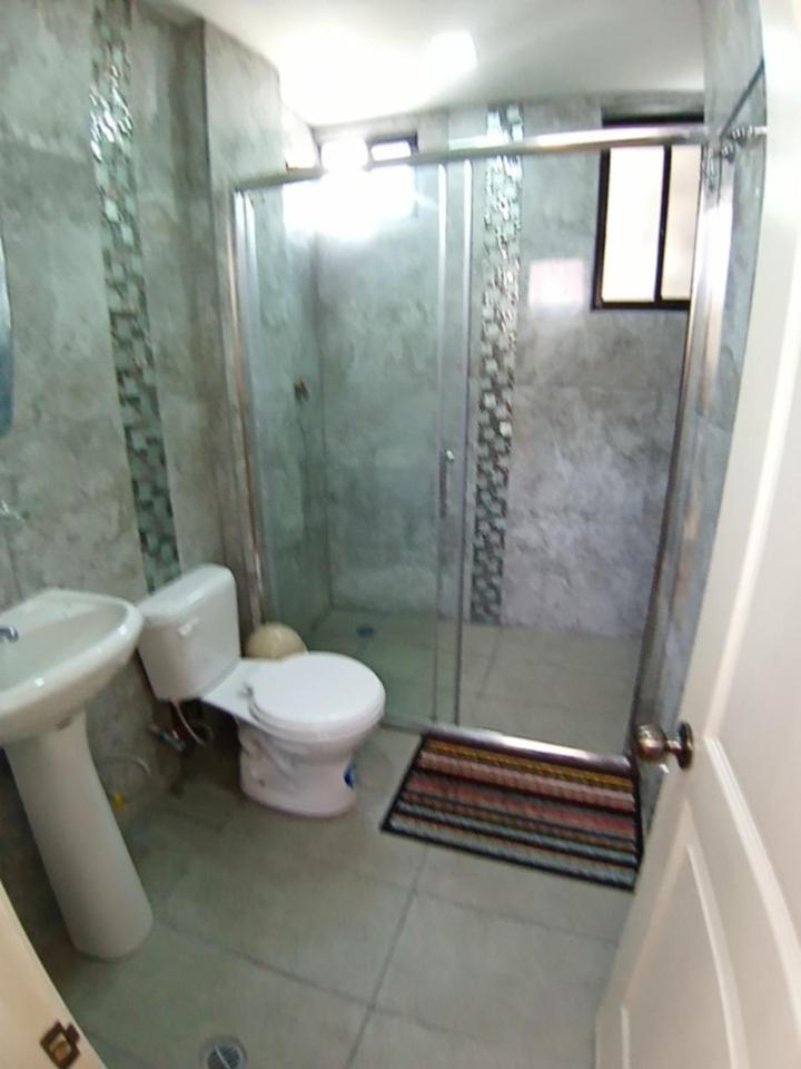 Hostal Atlantis Quito Esterno foto