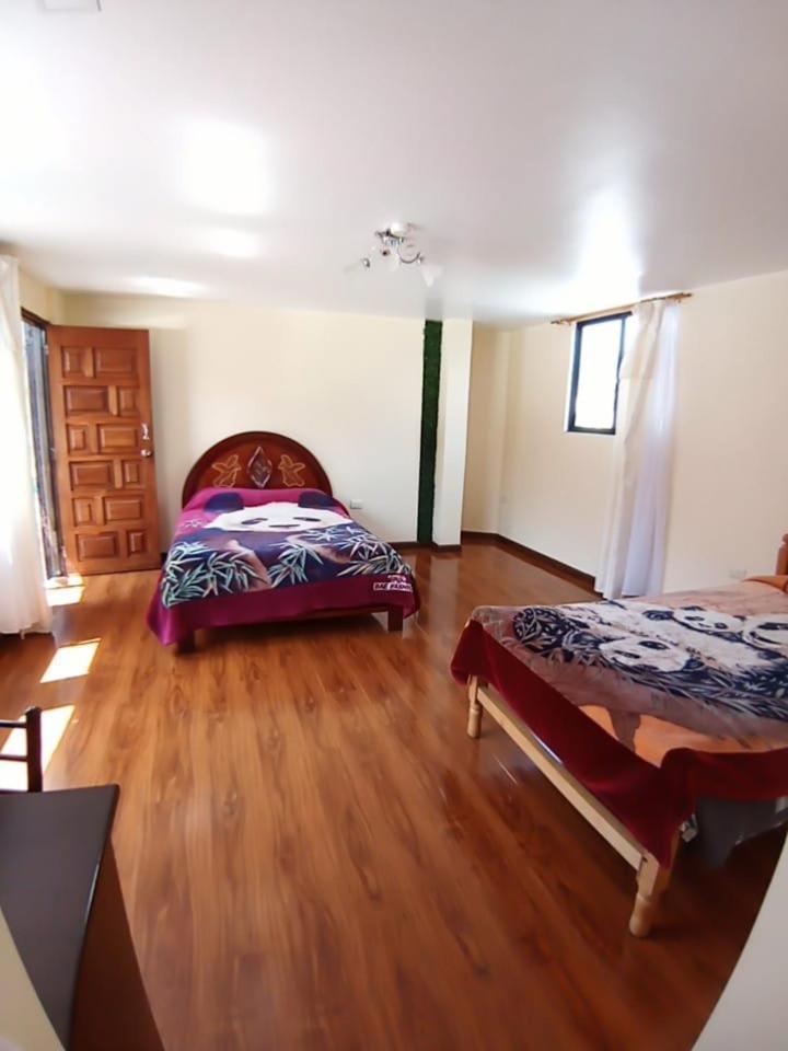 Hostal Atlantis Quito Esterno foto