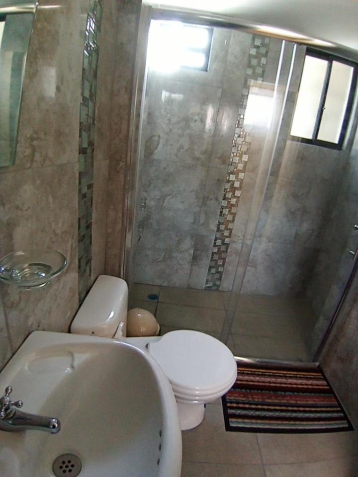 Hostal Atlantis Quito Esterno foto