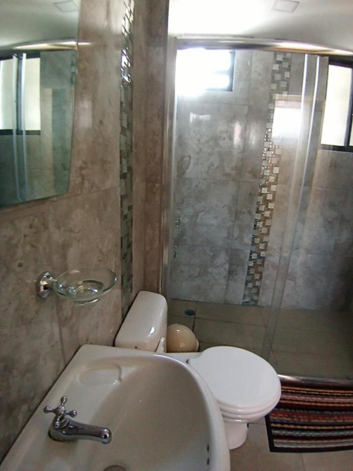 Hostal Atlantis Quito Esterno foto